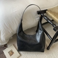 Retro Hobo-Tasche aus schwarzem Leder mit verstellbarem Riemen und goldener Schnalle - Ohne Anhänger / Schwarz