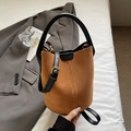 Borsa a secchiello in camoscio marrone opaco con manico in pelle nera e tracolla - Marrone Giallastro