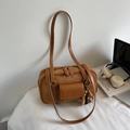 Bolso Boston de ante caramelo con adornos de cuero y colgante de cuentas de madera retro - Marrón Amarillento (Con Colgante)