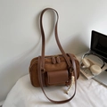 Bolso de hombro Boston en ante marrón con doble cremallera y borla de cuentas de madera - Marrón (Con Colgante)