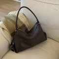 Detalle de cuero granulado marrón oscuro en un bolso hobo de gran capacidad chic - Marrón