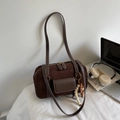 Bolso de hombro Boston marrón oscuro en ante mate con un colgante retro de cuentas - Color Café (Con Colgante)