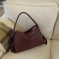 Detalle del bolso tote de cuero granulado burdeos con cremallera plateada - Rojo