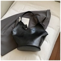 Grande borsa tote nera minimalista in pelle testurizzata vintage con chiusura dorata - Nero