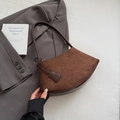 Sac bandoulière vintage en daim marron foncé avec bordure cuir et breloque carrée - Marron