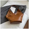 Borsa tote vintage marrone caramello in similpelle liscia con ciondolo laterale - Marrone