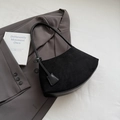 Sac à épaule vintage noir en forme de croissant avec texture suédée léopard chic - Noir