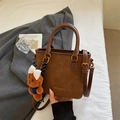 Borsa a secchiello vintage marrone scamosciata con ciondolo a forma di orsetto - Marrone con ciondolo