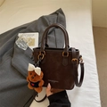 Borsa a secchiello vintage marrone scamosciata con ciondolo a forma di orsetto - Caffè con Ciondolo