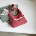 Borsa tote in tela vichy rossa e bianca con scritta MALIVI e oggetti di scena artistici - Rosso