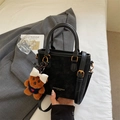 Borsa a secchiello nera opaca con scritta dorata e charm a forma di orsetto bruno - Nero con ciondolo