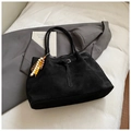 Borsa tote in camoscio nero con perline di legno decorative sulla tracolla - Nero con ciondolo