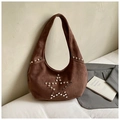 Detailansicht der braunen Wildledertasche mit silbernen Metallnieten in Sternform - Braun