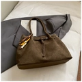 Borsa tote in pelle scamosciata marrone scuro con ciondolo a perline e fibbia vintage - Verde Scuro Con Ciondolo