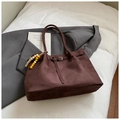 Borsa tote vintage bordeaux in finto camoscio con ciondolo boho e fibbia metallica - Caffè con Ciondolo