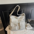 Hellgraue Canvas Umhängetasche mit Multi-Pocket-Design und verstellbarem Gurtband - Weiß