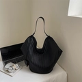 Details der gewebten schwarzen Hobo-Tasche mit schmalem Gurt und kleinem Seitenbeutel - Schwarz