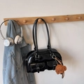 Bolso Boston retro de charol negro con hebillas y un adorable colgante de perro de peluche - Negro (Con Colgante)