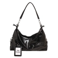 Bolso de hombro clásico en charol negro arrugado con hebilla plateada y etiqueta de diseño - Negro