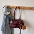Bolso Boston vintage de cuero burdeos con amuleto de osito y bolsillos frontales - Vino Tinto (Con Colgante)