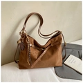 Detail der braunen Vintage-Tasche mit Leopardenmuster, Fransen und Bärenanhänger - Braun mit Anhänger