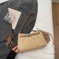 Dettaglio borsa a mano scamosciata beige con chiusura in metallo e ciondolo a orsetto - Khaki Con Pendente