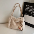 Dettaglio della borsa in peluche beige con sottili spalline e ciondolo a forma di toast - Khaki Con Pendente