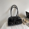 Bolso Boston de charol negro brillante con hebillas plateadas y bolsillos frontales - Negro (Sin Colgante)