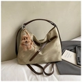 Détail du grand sac cabas vintage avec bandoulière en cuir et breloque ours en peluche - Gris Avec Pendentif