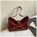 Dettaglio borsa vintage rosso scuro con pelle stropicciata lucida e fibbia a mezzaluna d'oro - Borgogna