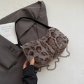 Dettaglio borsa peluche leopardata con catena argentata e tracolla in pelle - Grigio