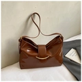 Dettaglio della borsa hobo in vernice marrone scuro con finiture in metallo dorato lucido - Marrone