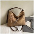 Détail d'un grand sac cabas rétro en similicuir marron avec breloque ours en peluche - Marron avec pendentif