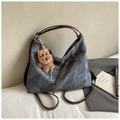 Détail du sac cabas en tissu gris avec lanières en cuir marron et breloque ours en peluche - Bleu avec Pendentif