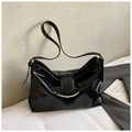 Dettaglio della borsa in vernice nera lucida con texture vintage e fibbia dorata a mezzaluna - Nero