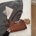 Borsa a tracolla in pelle scamosciata marrone opaca con chiusura a rotazione - Marrone con Ciondolo