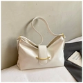 Détail d'un sac cabas blanc crème avec une boucle dorée en arc sur un cuir brillant élégant - Blanc