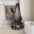 Détail du sac hobo à carreaux avec pendentif ours et étiquette tissée en intérieur - Noir Avec Pendentif