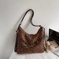 Detail van een hobo-tas met luipaardprint, bruine leren riemen en gouden metalen gesp - Small Luipaard met Bruin