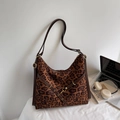 Detailweergave van hobo-tas met luipaardprint en verstelbare riem en gespen - Groot Luipaard met Bruin