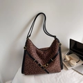 Detail van de hobo-tas met luipaardprint, gouden hardware en leren afwerkingen - Small Luipaard met Zwart