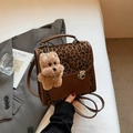 Chique bruine leren rugzak met luipaardprint klep en pluchen hondenhanger accessoire - Bruin met hanger