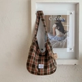 Sac hobo à carreaux rétro marron et rouge avec un joli pendentif ours en peluche - Marron avec Pendentif