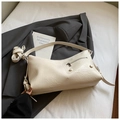 Vintage-Schultertasche in Cremeweiß aus Leder mit Faltenoptik und Metalldetail - Weiß Ohne Anhänger
