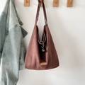 Bolso tote étnico de ante marrón con patchwork floral y detalles de forro interior suave - Marrón
