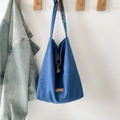 Bolso denim azul estilo étnico con cierre de cordón y etiqueta marrón vintage - Azul