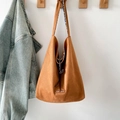 Bolso hobo de ante caramelo con forro floral y cierre de cordón con etiqueta de marca - Amarillo
