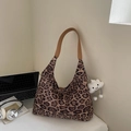 Modische Hobo-Tasche mit Leopardenmuster, braunem Lederriemen und Wolken-Anhänger - Khaki