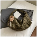 Borsa a spalla in tela maculata con ciondolo a forma di orso di peluche e perle fini - Cachi con Pendente