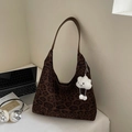 Modische Hobo-Schultertasche mit Leopardenmuster und süßem weißem Plüsch-Anhänger - Braun